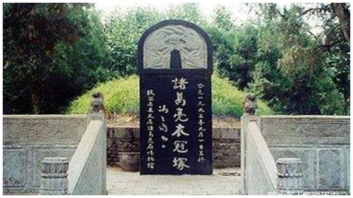 此人自认强过孔明,并亲自前去拆墓,结果却让他彻底服气