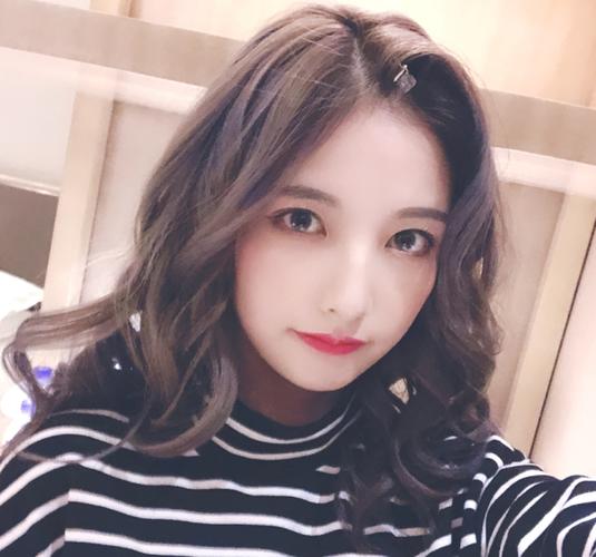 硬糖少女烫卷发,王艺瑾娴静,张艺凡女团范儿,刘些宁很出彩!