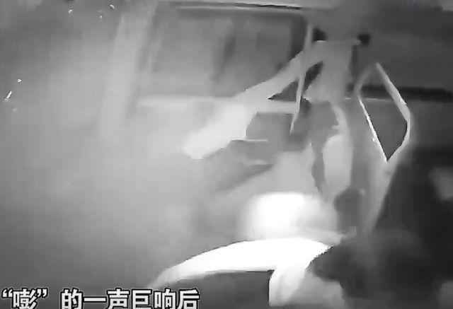 2017年江西大巴上一男子6锤砸倒售票员吓得乘客不敢上前