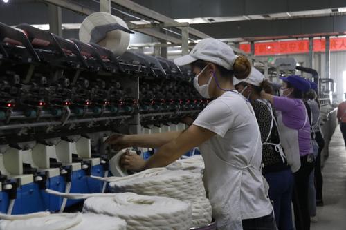 作为纺织厂的一线工人,无论严寒酷暑,纺织工人永远坚守在自己