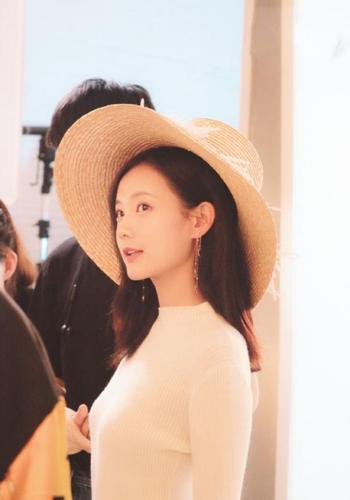 李一桐未免也太美了吧!黄色毛衣配牛仔裤,灵动又不失女人味