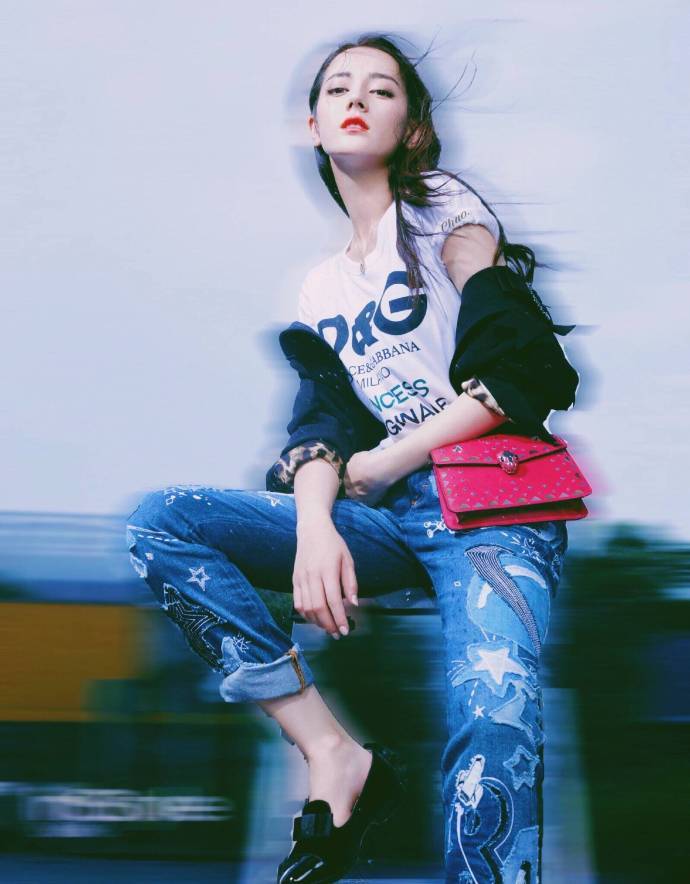迪丽热巴时尚酷炫杂志写真图片