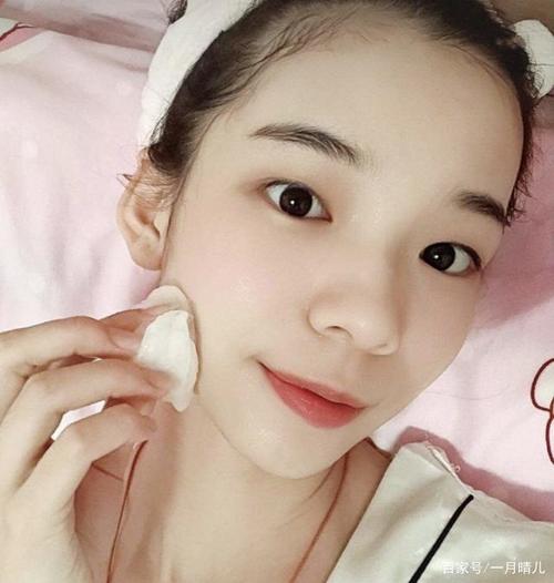 有这3个特征的女生,属于天生的"干净脸",不化妆也颜值