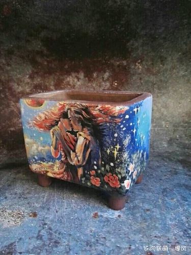 一下什么是釉烧彩绘盆,首先在泥胎上用釉下彩釉料描绘图案,图案画好后