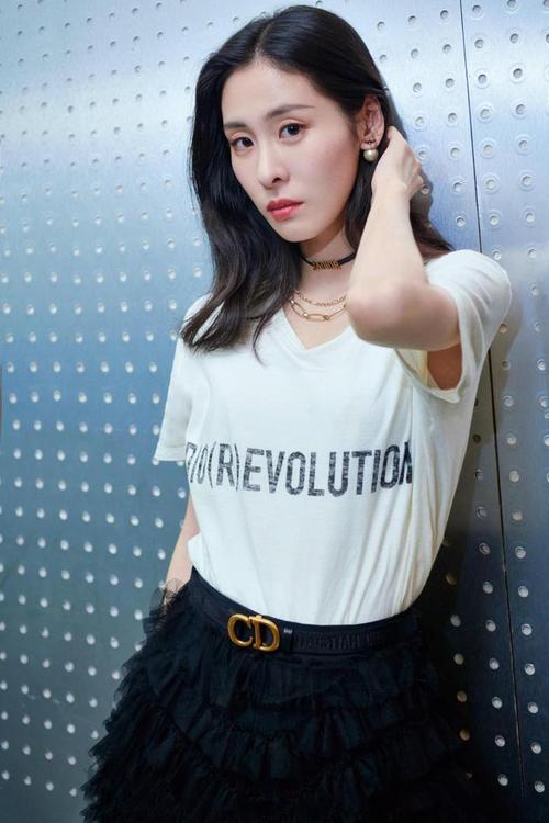 张碧晨跟郑爽一样瘦却无人在意,穿衣好艰难,女明星们太辛苦了