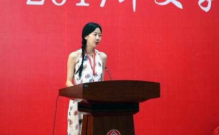 南开大学硕士研究生马尚代表第六届中国文字发展论坛论文获奖者在仪式