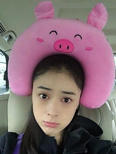 蒋欣庆生化身表情包 卖萌搞怪心情大好