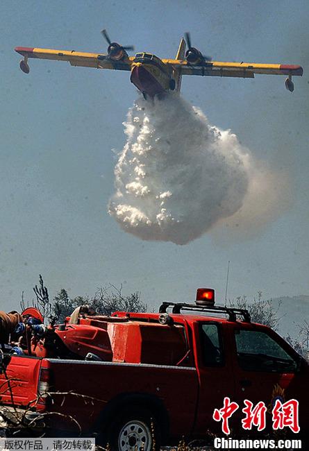 希腊山火肆虐 消防飞机灭火场面如大片