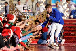 2008年,贾斯汀·比伯在视频网站youtube上被其经纪人斯科特发现,随后