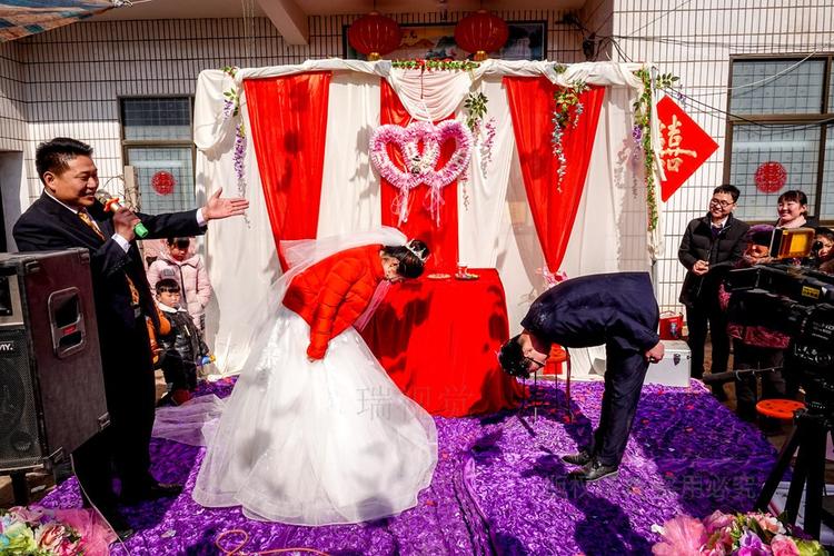 农村婚礼新花样真多,新郎新娘近距离互动,伴郎伴娘也没闲