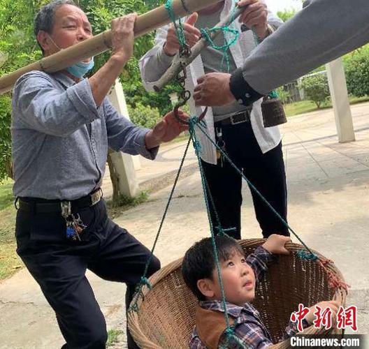 编蛋兜蛋上刻字碰蛋宁波家门口上演立夏习俗