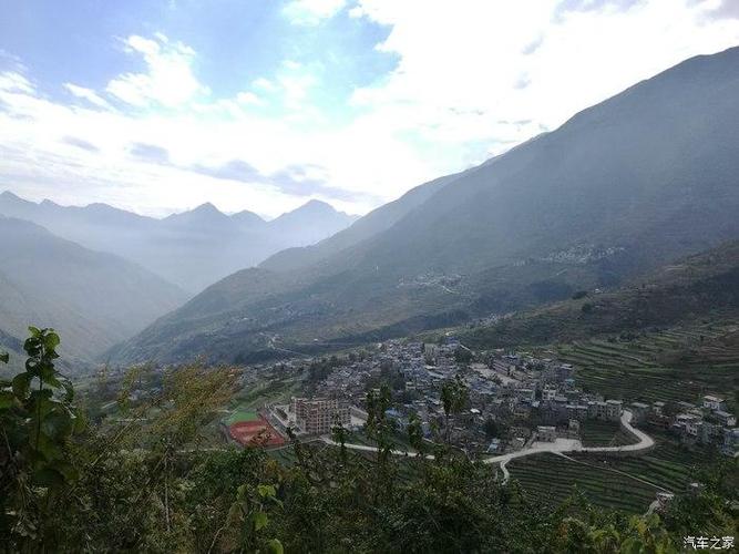 高山顶上皇木镇全貌