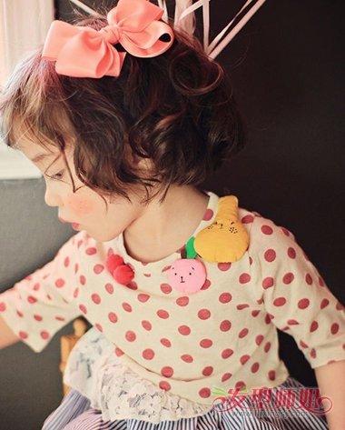 儿童短发扎辫子发型短发辫子发型扎法步骤2