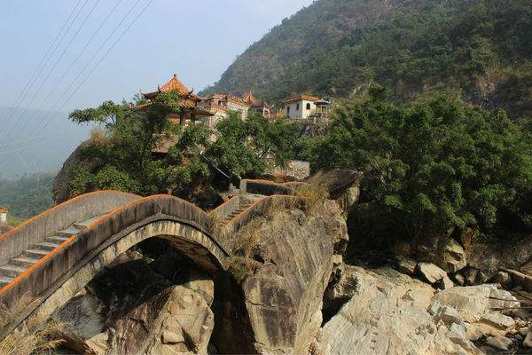 太华山,位于信宜市东镇镇庄垌村,地处信宜市区西北面东镇镇与池洞镇