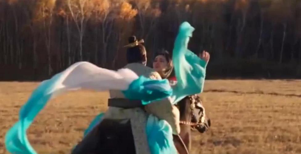 范冰冰剧中"花式骑马"曝出,看到图四后,网友表示:玩的