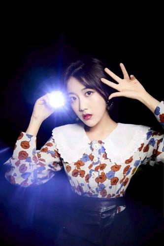 李艺彤精美壁纸:天生丽质,明艳动人!