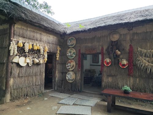 农村的居住条件不佳,农民生活贫困,居住多草屋,只有地主富农住瓦房