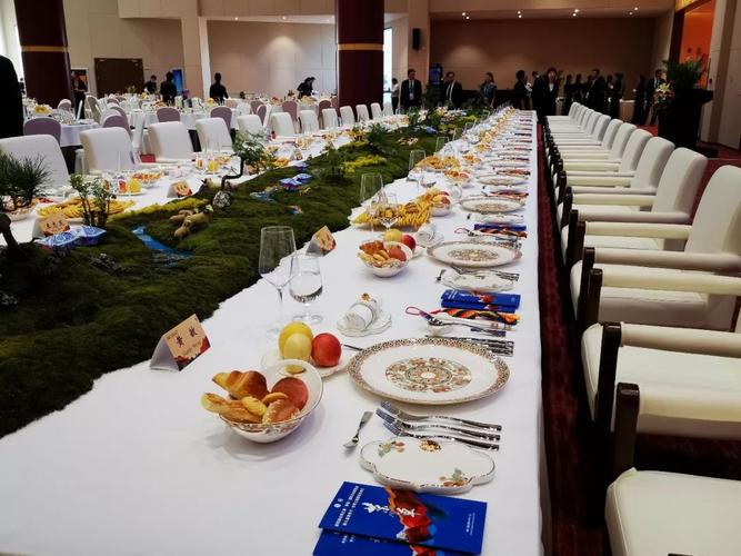 《御鉴·丝路》德化制国宴瓷器亮相"一会一节"欢迎晚宴