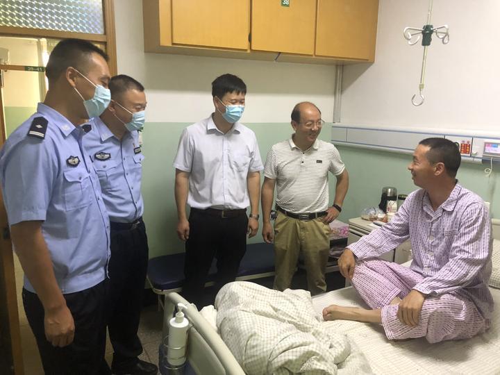 "余朝盛,现在命令你立即休息!"他这次选择了"抗命不从"