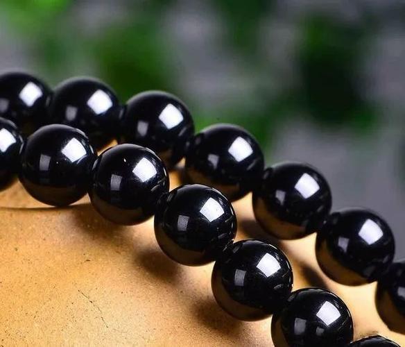 玛瑙的颜色分很多种,红色,蓝色,紫色,绿色,黑色,白色,而其细微变化更