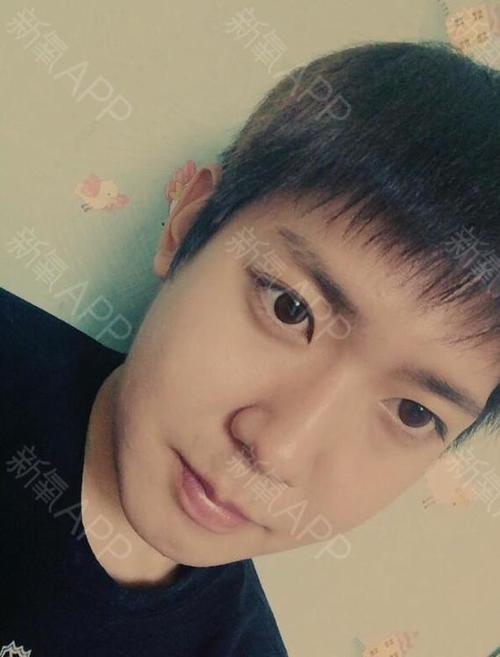 自信感爆棚啊 看下帅气的照片脸变尖了下巴线条也变明显了, 以后要