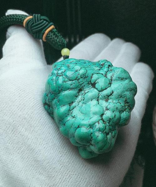 相对来说绿松石随型价格也比同类别的绿松石便宜很多,现在的绿松石随