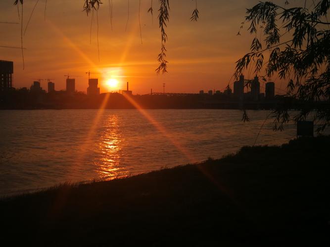夕阳西下河边
