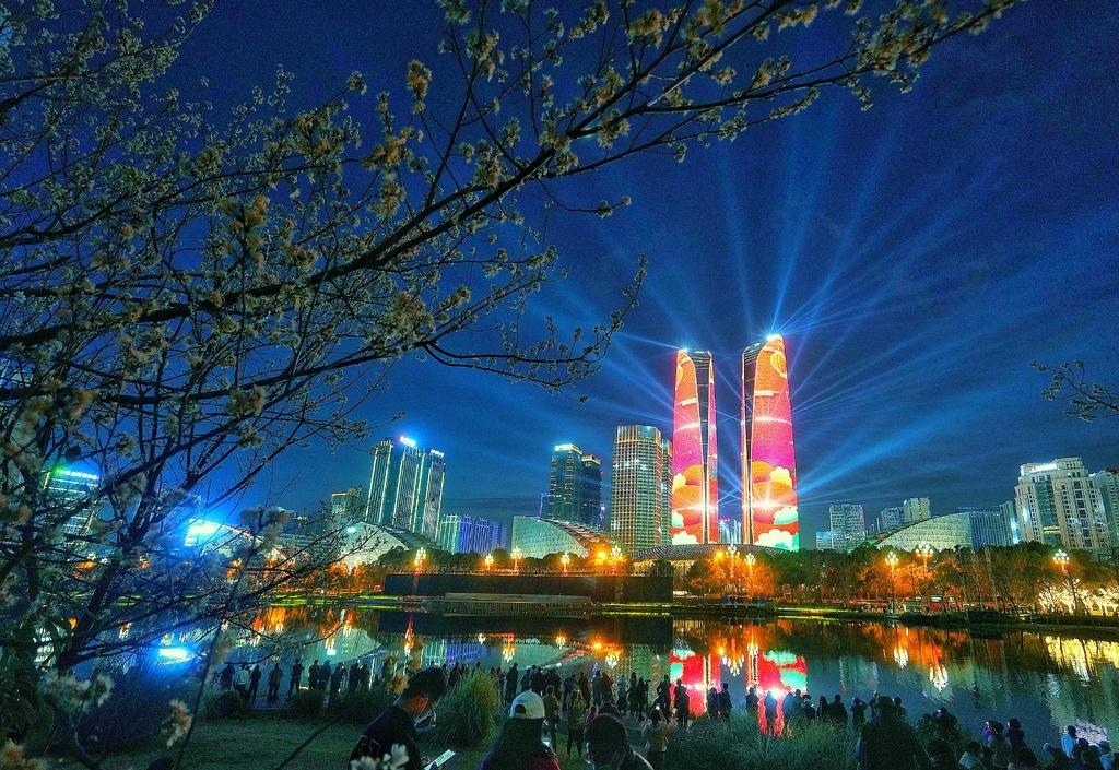 火爆惊艳的双子塔灯光秀 成都人这个春节看安逸了