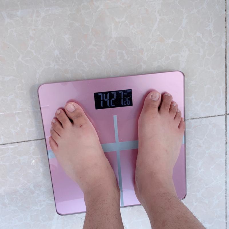 突然有一天发现自己的脸是那么臃肿,体重一路上升,上称才发现,150斤了