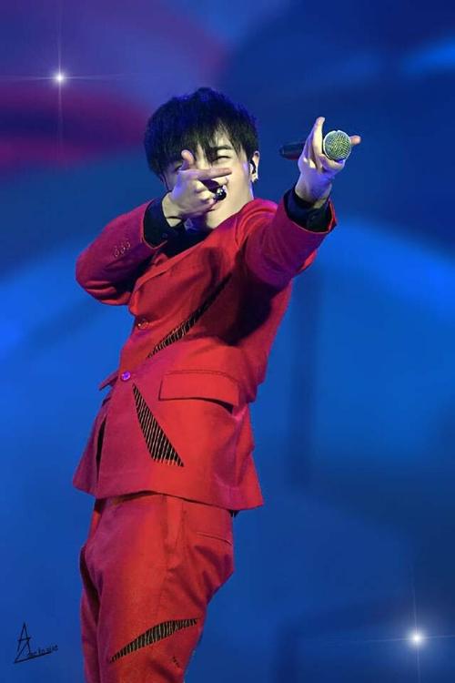 红衣少年华晨宇,图片来自微薄.