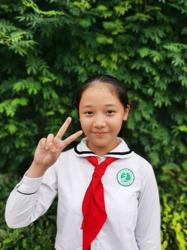 大家好,我叫周嘉恩.今年11岁了,在深圳市滨河小学读六年级.