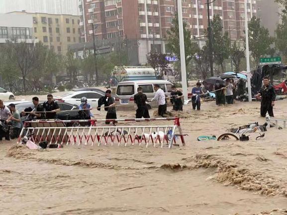河南郑州爆发洪水郑州升龙全力以赴救灾通宵达旦的保护民生