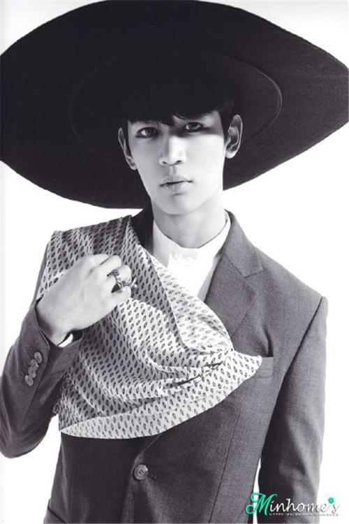 暖男崔珉豪制服诱惑高清帅气手机桌面壁纸下载