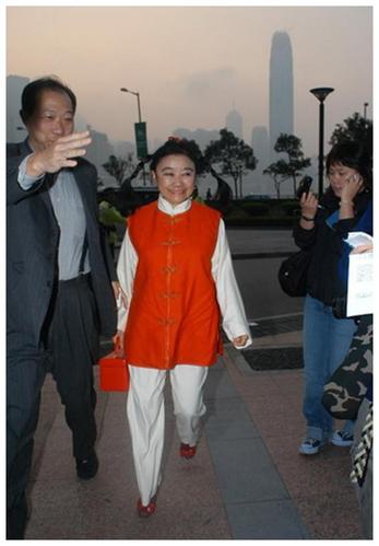 中国第一女首富,迷你短裙配两个辫子,"小甜甜"830亿遗产全捐
