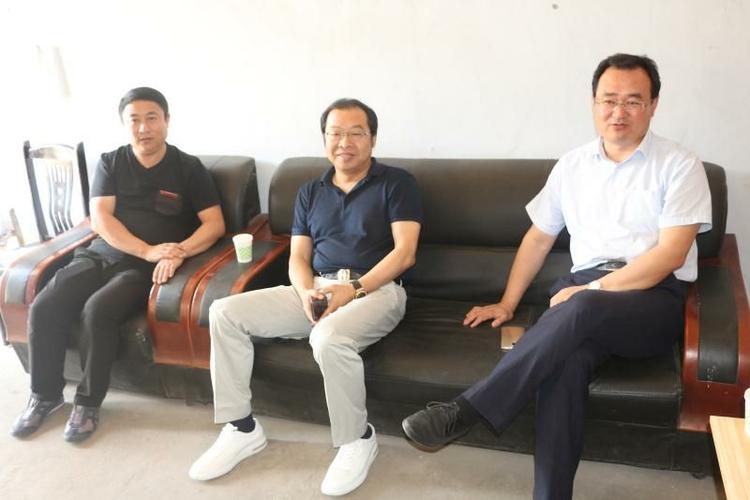 三众集团董事长朱凤涛一行到洪沟村对接交流工作