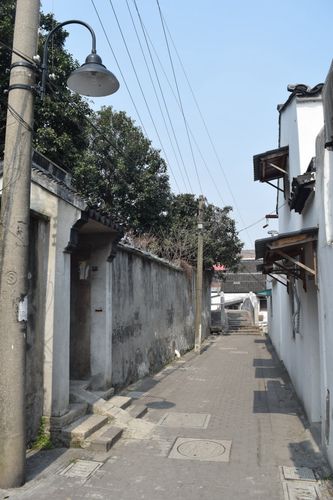 古桥连接着老弄堂的一端