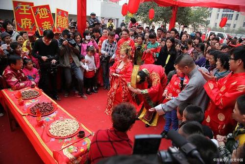 新郎新娘子拜天地