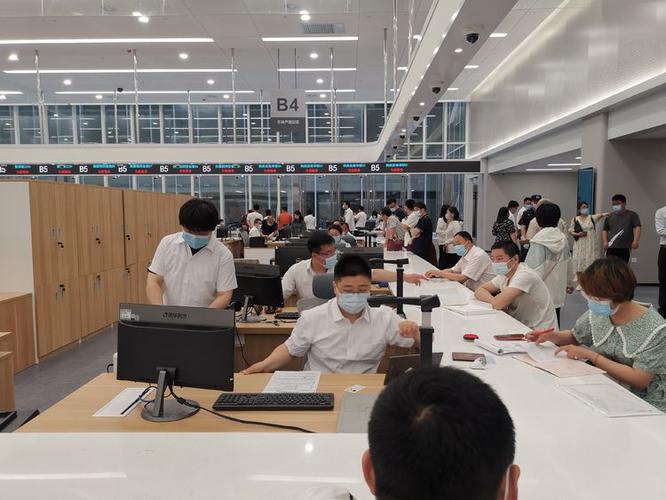 章丘区新政务服务大厅启用后成功办理第一笔业务