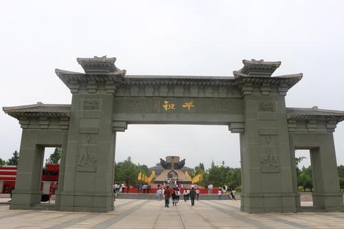 湖北随州的炎帝神农故里,炎帝神农故里风景区内现已建成炎帝神农洞