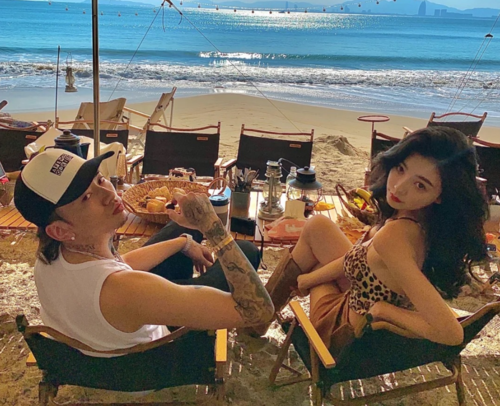 马思唯发布新专辑《黑马》,带着易梦玲撒狗粮,这波真的忍不了