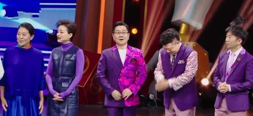 同样是穿短裙坐高脚椅,关晓彤杨澜的姿势大不同,前辈就是大胆