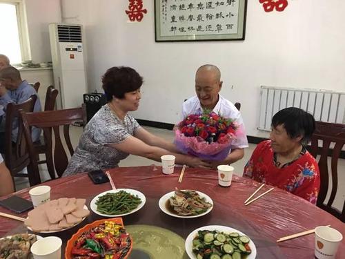 蒋来义老人小心仔细地将结婚证放在胸前贴身的口袋里.