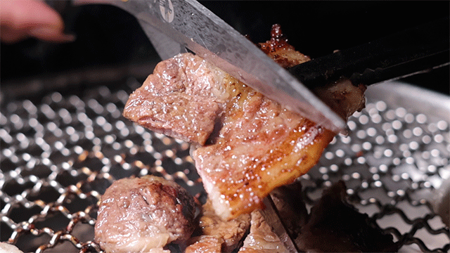 用酒坛装烤肉,牛五花,牛肋条,羊小排.