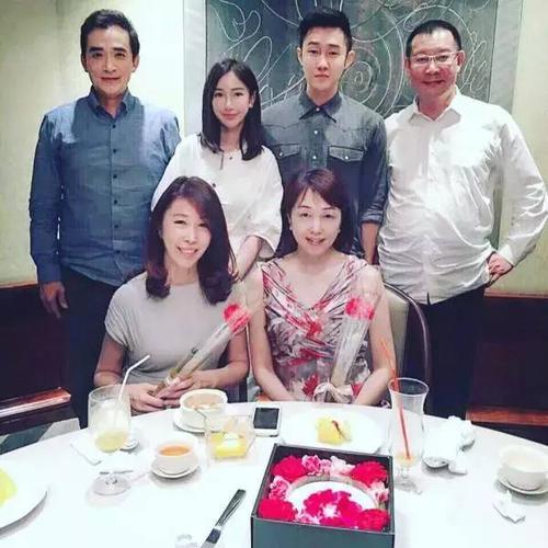 左一是陈星,左二是陈星女儿# 陈星,本名陈国星,现在差不多60岁,自称