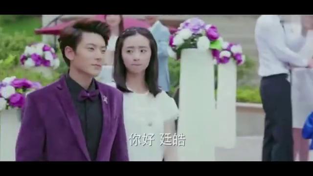 方廷皓带戚百草参加宴会一出场就收到女孩们羡慕的眼神
