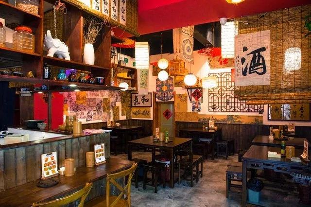 串煮任·成都冷锅串串酒馆 装修风格中式略带轻度日式风格,古色古香中