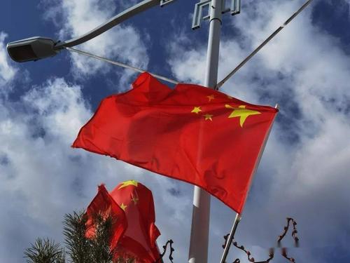 【挂国旗 唱国歌】五星红旗迎风飘扬