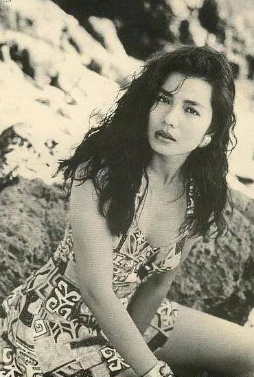 钟楚红30年前杂志旧照被扒出,身穿吊带小露香肩