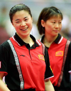 图文-获得世乒赛女双冠军 王楠李菊喜笑颜开