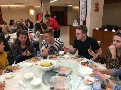 美国人:吃饭时如何阻止中国人给我夹菜?中国网友:我们